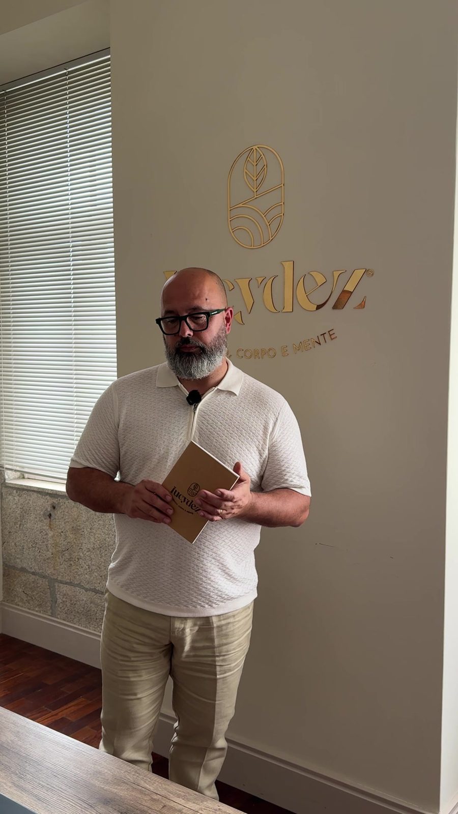 Membro da equipa da Lucydez no escritório