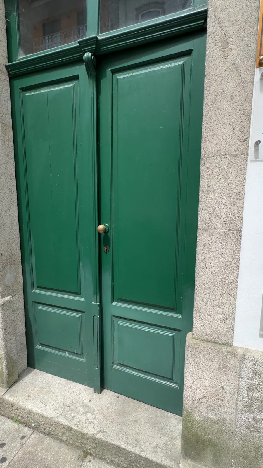A porta verde do edifício da Lucydez