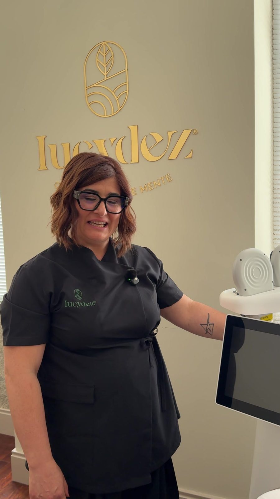 Formadora da Lucydez junto a um equipamento